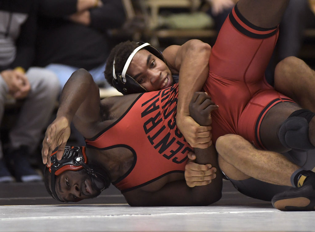 Cordel Duhart attempts to take down Dominique Hampton